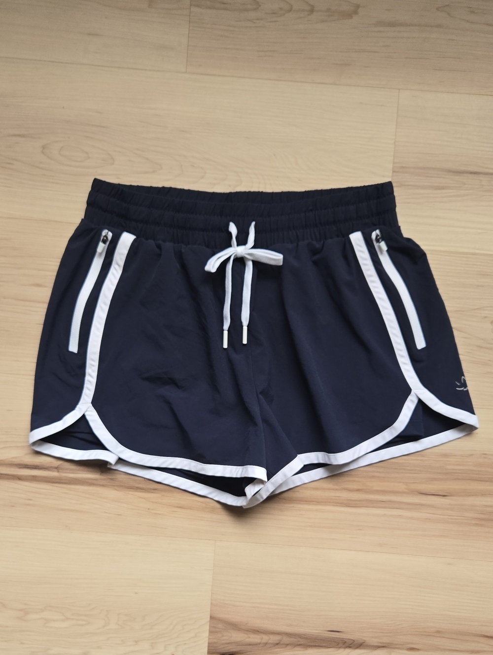 Beyond Yoga The Course Shorts, Navy/White, Size Medium